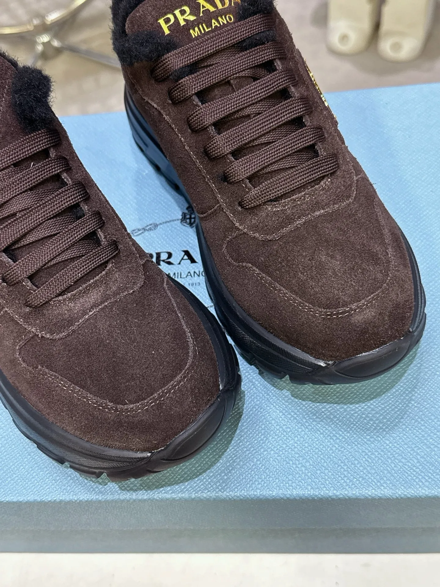 👟👟Ex-factory price 600👟👟 PRADA ²⁰²5 𝐬𝐬Prada’s new product comes with strength! ❣️Many Internet celebrities have the same style, fashionable and versatile nice items, original shoes are developed and purchased from Italian counters, and are reproduced 1:1 according to the original taste. This year’s theme is not to be defined, embodying texture through simplicity💛From thick-soled sneakers to zigzag short boots to 2025 flat shoes, everything reveals a sure-fire momentum... It combines gentleness and handsomeness, the finishing touch for women❤️ Wear-resistant and ultra-light two-color outsole. ⚛Size: Women's 35-40 ⚛Size: Men's 39-45 Original packaging accessories. ⚛